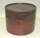 Chinese box in 
wood with lid, 
cylindrical, 
1800s. H: 30 
cm. Dia:37 cm.