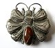 Art Nouveau 
brosche i 
s&oslash;lv, i 
form af en bi. 
o. 1900. Med 
bagkrop i rav - 
defekt. ...