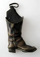 Bronze, in the 
form of boots, 
Italy, 19th 
century. L .: 
14 cm.