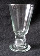 Frimurerglas, 
18. årh. 
Kræmmerhusformet 
kunne, hul 
stikl i 
fortsættelse af 
kummen, påsat 
flad ...