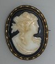 Brooch in Cam&eacute; with woman in profile. H .: 3.5 cm. B .: 2.8 cm. With brass frame.