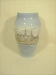 Kongelig 
Porcelæn vase. 
Motiv af 
Kronborg. 
nr.4571 H: 15,5 
cm.
