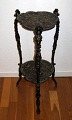 Iron table, 
Jugend, c. 
1900. With 
water lilies 
and fish 
ornamentation. 
H .: 75 cm.