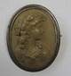 United came brooch, c. 1900, carved in stone, Italy, with woman in profile. In oval silver. H .: ...