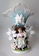 Tysk 
porcel&aelig;ns 
vase, o. 1880 - 
1900 med en 
bonde kvinde. 
Glaseret og 
forgyldt. 
Figuren er ...