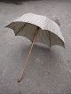 Fin gammel 
fransk sol 
parasol i 
ternet sort/hør 

farvet stof 
helt tilbage 
fra begyndelsen 
af ...