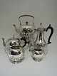 English Tea & 
Coffee Service. 
Sterling (925). 
5 parts, 
Consisting of 
Hot water 
kettle, tea 
pot, ...