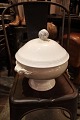 Large fine old 
French 
earthenware 
tureen,
with fine old 
patina.
H: 30cm. Dia.: 
27cm.