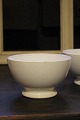 little old 
cream-colored 
earthenware 
bowl.
H: 9cm. Dia.: 
15cm.
