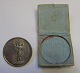 German silver 
medal, 19th 
century. In 
original box. 
Dia .: 3.8 cm. 
With needle.