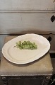 Large oval 
platter with 
wavy edge in 
old earthenware 
with a very 
fine patina.
Dimensions: 
41x31cm.
