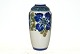 Aluminia Vase
Dekorationsnummer 
201-480
Højde 21 cm.
Flot og 
velholdt stand, 
dog lidt ...