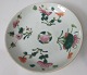 Chinese famille 
rose plate, 
19th century. 
Signed. Dia .: 
13.5 cm.
