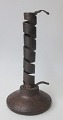 18 Jh. Eisen 
Leuchter, 
Dänemark. Mit 
Kerzenhalter. 
Rund Boden aus 
Holz. H:. 20 
cm.