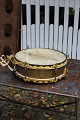 Decorative old 
drum with brass 
edge. H: 14 cm. 
dia.: 41 cm.