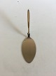 Cohr Mimosa 
Silver Cake 
Server. With 
handle of 
silver. 
Measures 19.5 
cm / 7 43/64"