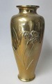 Japanese vase 
in brass, about 
1900. Decorated 
with flowers. H 
.: 20 cm.