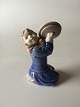 Royal 
Copenhagen 
Figurine of 
Girl with lid 
from a pot No 
3677.
Measures 9cm / 
3 35/64 ".