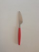 Georg Jensen 
Stainless Red 
Strata Dinner 
Knife. Measures 
20.3 cm / 7 
63/64 in.