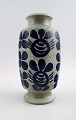 Göran 
Andersson, 
Upsala-Ekeby. 
Ceramic Vase, 
dark blue 
decoration on 
gray base.
Marked.
In ...
