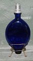 Flat hunting 
bottle of blue 
glass with 
mounted stopper 
in pewter. Made 
in England in 
the middle ...