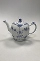 Royal 
Copenhagen Blue 
Fluted Half 
Lace Tea Pot No 
611.
Holds 1 Liter 
/ 33.8oz.