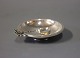 Small delicate 
salt bowl with 
salt spoon in 
hallmarked 
silver.
Dia - 9 cm and 
H - 2 cm.
Spoon ...