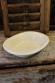 Old oval bowl 
of 
cream-colored 
earthenware 
with pearl 
edge.
Measures: H: 
6cm. 30x25cm.