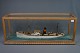 Model ship in a 
display case. 
h: 23 cm, d 18 
cm, l: 60 cm