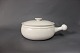 White ceramic 
serving bowl 
with lid and 
handle by 
Herman A. 
Kähler.
H - 8,5 cm and 
Dia - 26,5 cm.