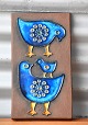 Tre blå fugle 
på brun 
baggrund. 
Relief, stentøj
H.: 2,5 cm
B.: 15 cm
L.: 28 cm
Varenr.: 
303764