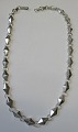 Necklace, 
sterling, 20th 
century. 
Length: 39 cm. 
Stamped: 
Sterling.