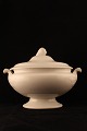 Old tureen in 
cream-colored 
earthenware 
with fine 
patina.
Dimensions: H: 
25cm. L: 31cm. 
W: 21cm