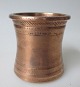 Oriental brush 
cup in copper, 
19th century. 
With decoration 
on the side. 
Height: 7.5 cm.