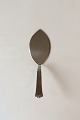 Diplomat silver 
plate Layered 
Cake Serving 
Spoon A.P. Berg
Measures 16 cm 
/ 6 1/3"