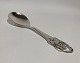 Beautiful 
unique serving 
spoon with 
decoration and 
in hallmarked 
silver.
L - 24 cm.