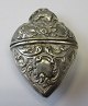 Small silver 
vinaigrette, 
heart shaped, 
20th century, 
Rococoform. 
Stamped: 830. L 
.: 5 cm. B: ...