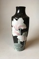 Rørstrand Per 
Algot Eriksson, 
Sort vase med 
blomsterdekoration.
 Måler 28 cm