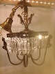 Fransk Prisme 
lysekrone med 6 
putti i bronze.
Med 
omkrandsende 
putti for oven  
samt i siderne. 
...