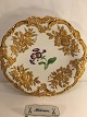 Meissen Fad.
With gilded 
decoration in 
the form of 
flowers and 
painted flower 
in the middle 
of ...