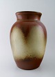 B&G, Bing & 
Grondahl, 
presumably 
Valdemar 
Pedersen 
stoneware vase.
The glaze in 
brown shades. 
...
