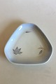 Bing & Grondahl 
Falling Leaves 
Triangular Cake 
Dish No 40. 
Measures 
approx. 25 cm / 
9 27/32 in.