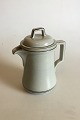 Bing & Grondahl 
Stoneware 
Columbia Coffee 
Pot No 442. 
Measures 21 cm 
/ 8 17/64 in.