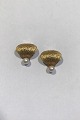 Bernhardt Hertz 
14 ct. Gold 
Earclips with a 
pearl and  
barkfinish 
Weight combined 
5.8 gr/0.21 oz