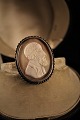 Old kamé 
pendant with 
men's portrait 
carved in 
Konkylie and in 
silver. 
Measures: 
4x3cm.