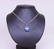 Necklace of 830 
silver and with 
blue pendant of 
925 sterling 
silver.
44 cm x 2,5 cm 
x 1,9 cm.