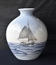 Bing & 
Grøndahl, vase 
8779-506, 1. 
sortering, vase 
er oval. 
Dekoration er, 
på forsiden, er 
et ...