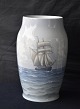 Bing & 
Grøndahl, vase 
4884-2, 
1.sortering. 
Vasen er 
dekoreret med 3 
forskellige 
skib, 1 ...
