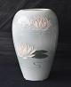 Bing & 
Grøndahl, vase 
6436, 1. 
sortering. B&G 
vase dekoreret 
med åkandemotiv 

Design Bing & 
...