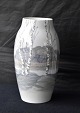 Bing & 
Grøndahl, vase 
8322-243, 1. 
sortering. 
Vasen er 
dekoreret med 
landskab med 
vand, i ...